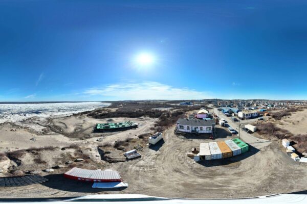Village arctique en bord de mer gelée