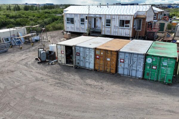 Chantier avec bâtiment modulaire et conteneurs maritimes